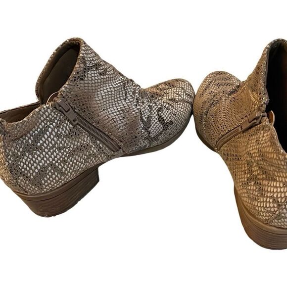 Ladies Baretraps Booties - Picture 2 of 9